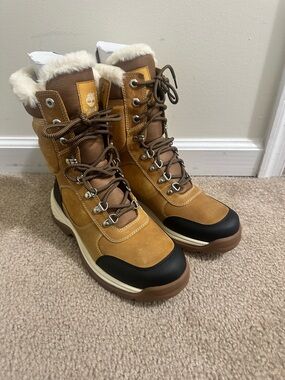 Timberland Women's Wheat and Black Insulated Lace-Up Winter Boots. Never worn.